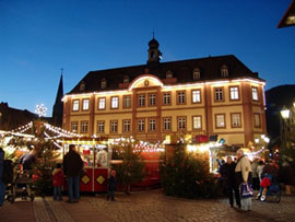 Neustadter Weihnachtsmarkt auf dem Marktplatz und Juliusplatz