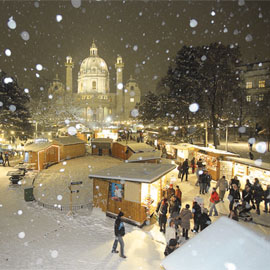 Adventmarkt vor der Karlskirche